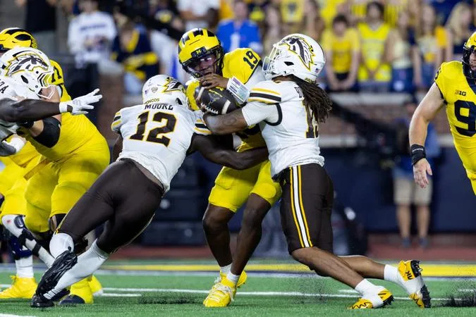 Dillon Moore tackles Bryce Underwood