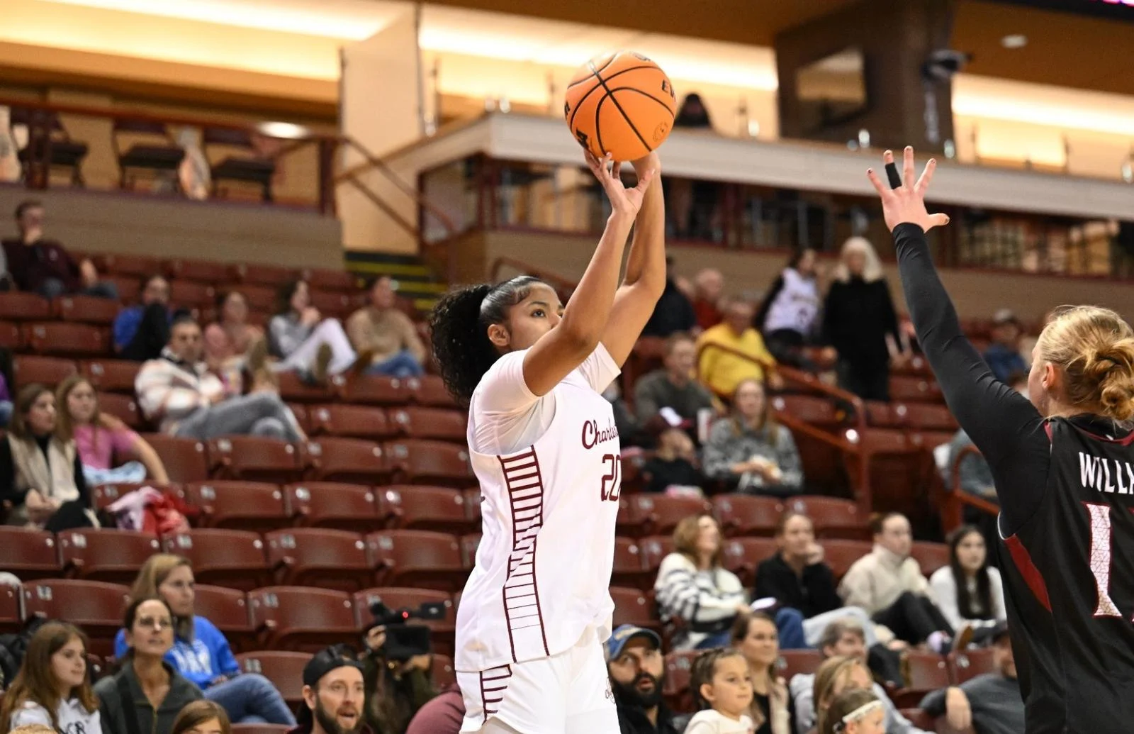 Anilys Rolon shoots the ball