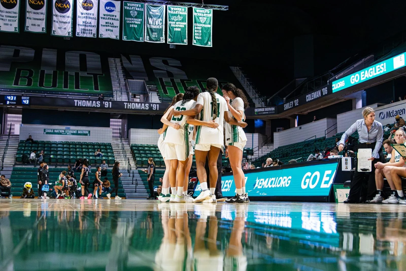 Women's basketball team huddles on the court against Arkansas State at the George Gervin GameAbove Center, Feb. 7, 2026