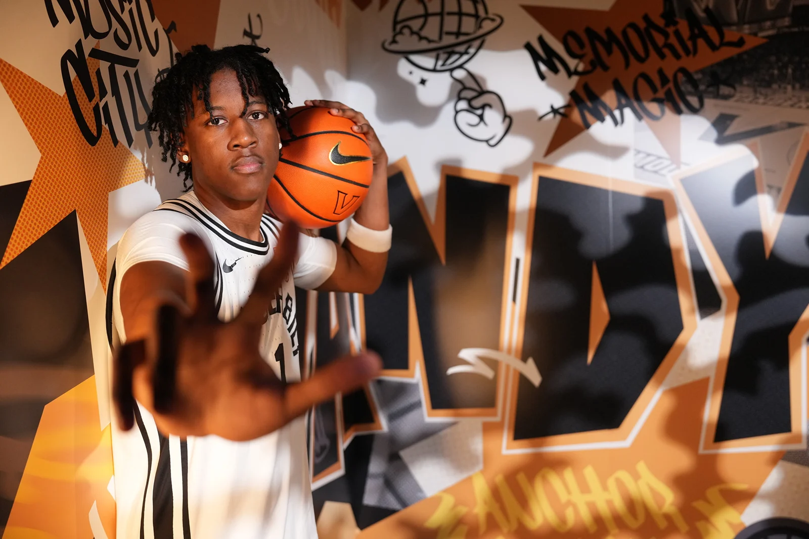 Vanderbilt Men's Basketball | Nesmith Signs with Commodores